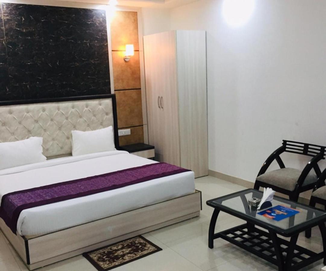 Aero Home Stay- Bed & Breakfast New Delhi Extérieur photo